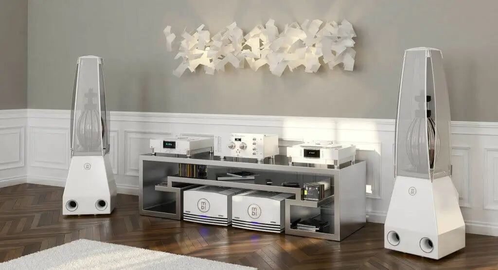Hochwertiges Audiosystem mit weißen besten Lautsprechern bei offener Tür Samstag bei Hausmesse Tag