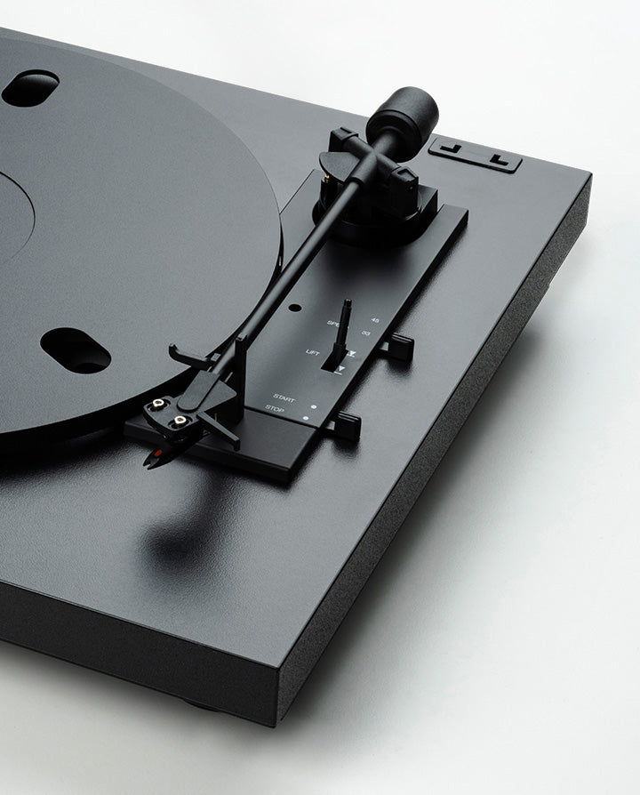 Pro-Ject A1.2 Vollautomat in Schwarz, Dreiviertelansicht