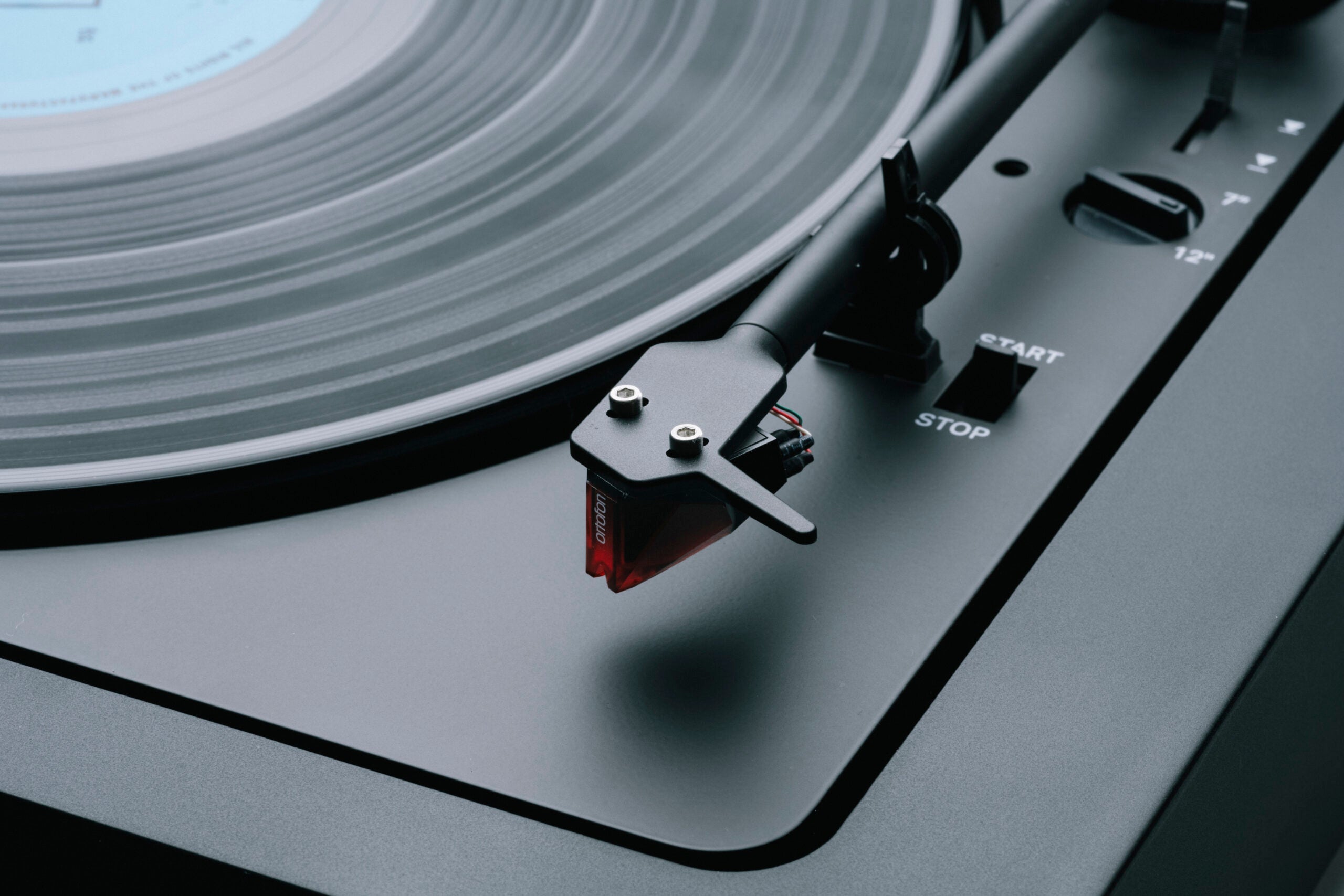 Tonarm des Pro-Ject A2 mit Ortofon 2M Red, Start- und Stopptaste