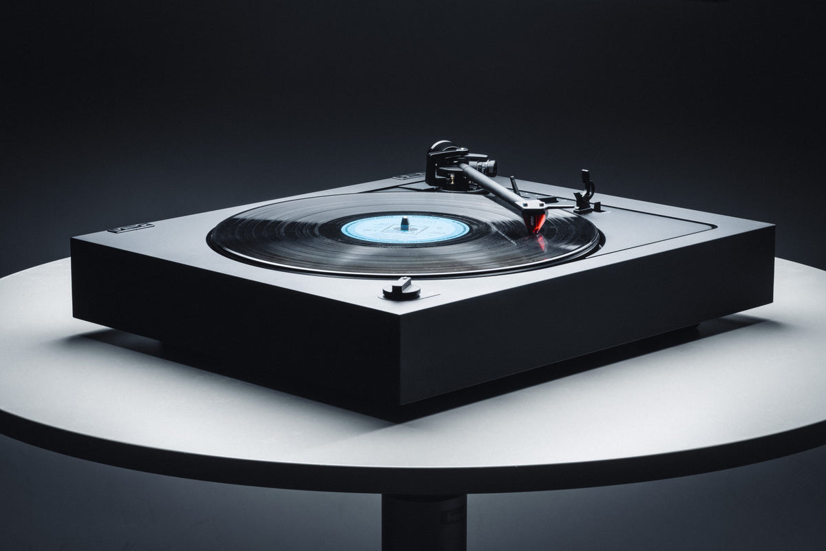Pro-Ject A2 in Schwarz, Schrägansicht mit Schallplatte