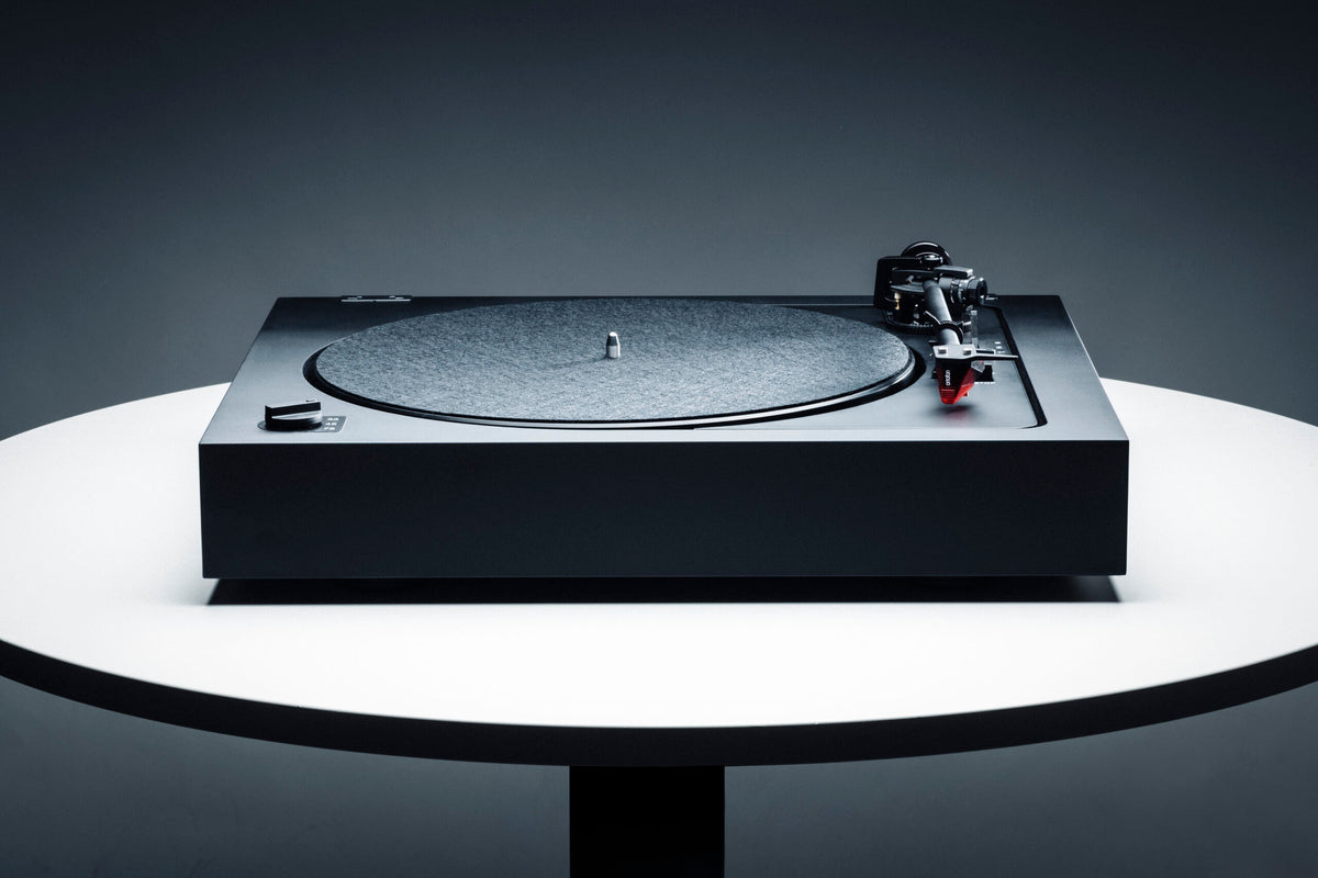 Pro-Ject A2 Vollautomat in Schwarz, Frontansicht