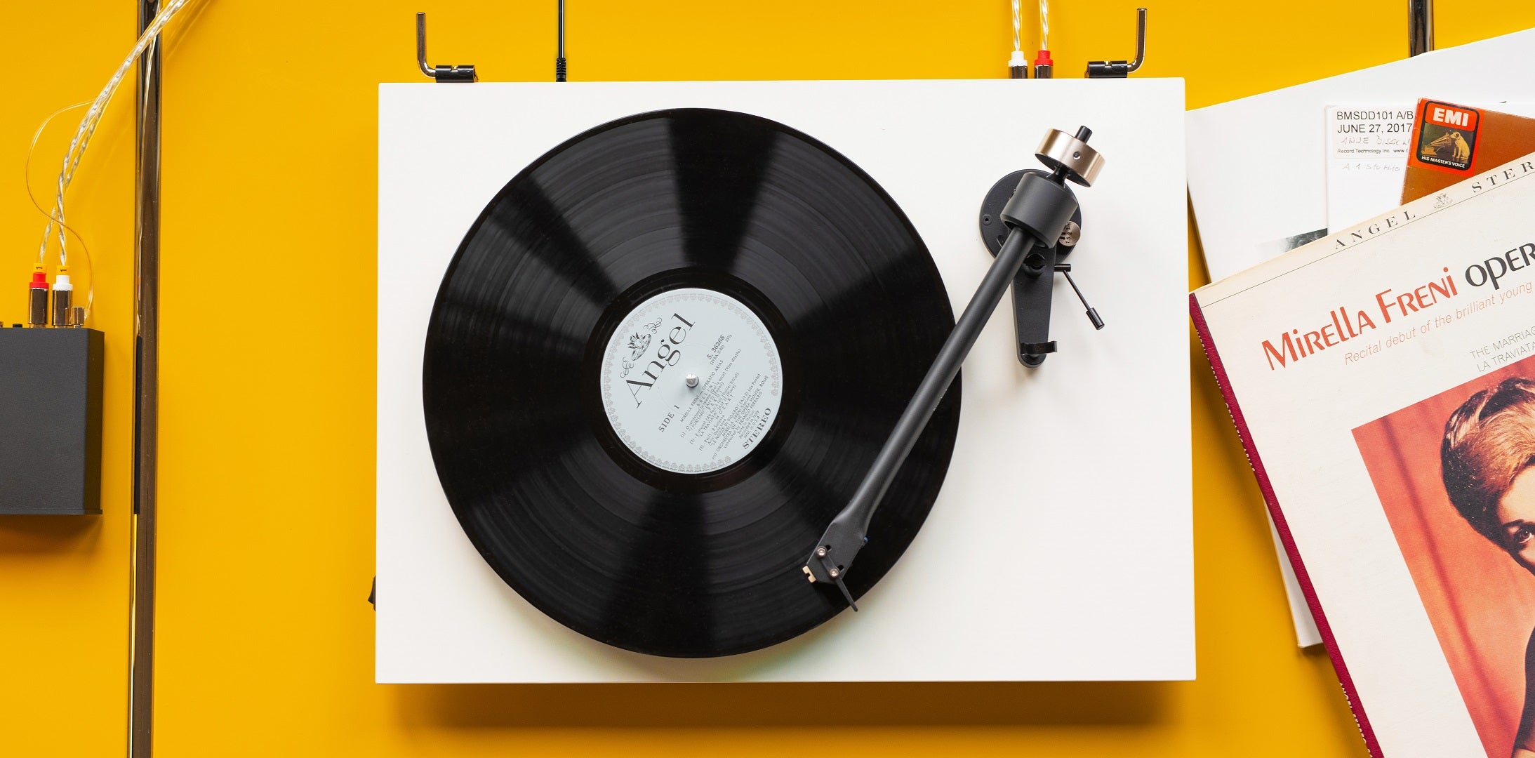 Pro-Ject T2 Super Phono in Matt Weiß im Wohnraum