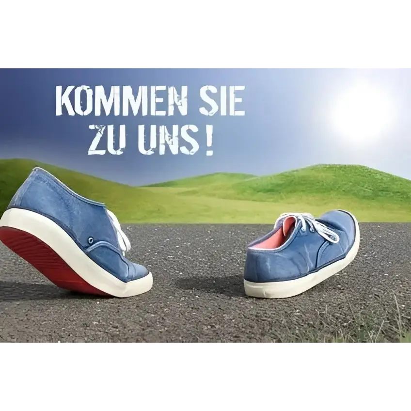 Blaue Canvas-Sneakers mit weißen Schnürsenkeln und roten Sohlen, ideal für volle Potential