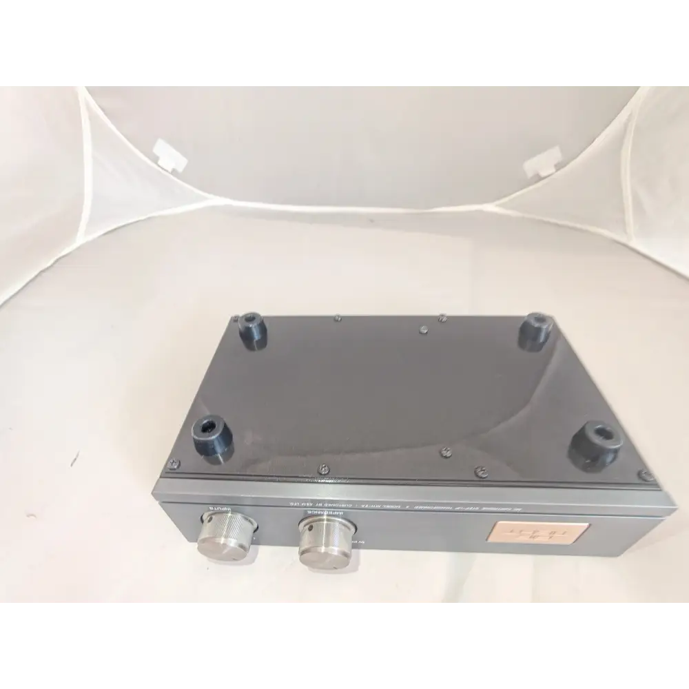 Grauer rechteckiger air tight ath-2a hifi audioverstärker mit zwei silbernen knöpfen und schwarzen gummifüßen