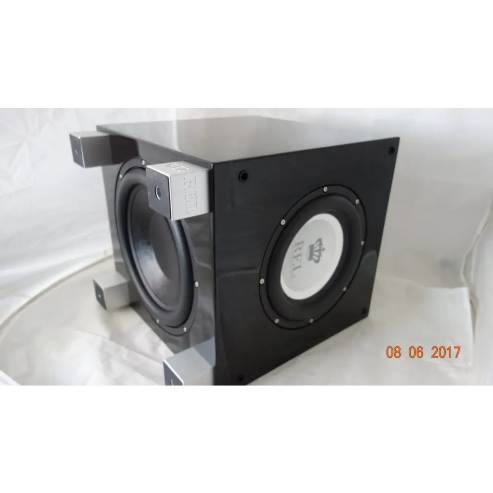 Schwarzer Glanz-Subwoofer REL T7i mit passivem Radiator, ideal für Heimkino, 305x362x382mm