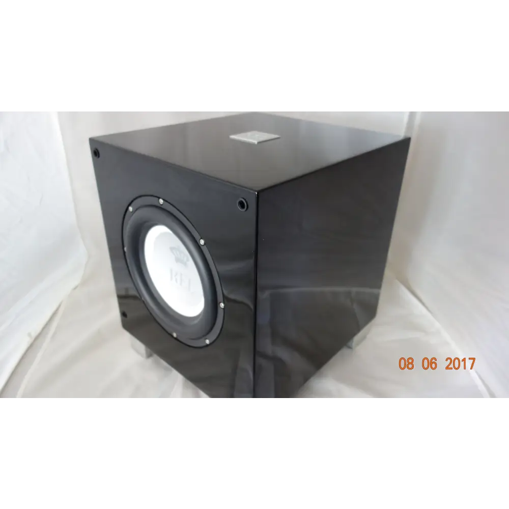 Glossy schwarzer Aktivsubwoofer REL T7i mit weißer Membran, passiver Radiator, ideal für Heimkino, 305x362x382mm