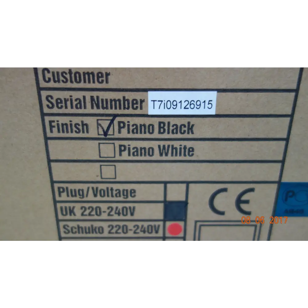 Produktetikett des Aktivsubwoofers REL T7i mit Seriennummer, Finish, Plug- und Spannungsoptionen, ideal für Heimkino, passive Radiator, 305x362x382mm