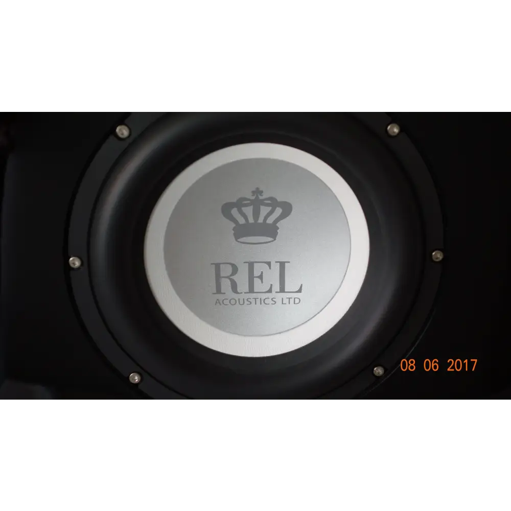 Schwarzer Aktivsubwoofer REL T7i mit passivem Radiator und silbernem Zentrum, 305x362x382mm, ideal für Heimkino