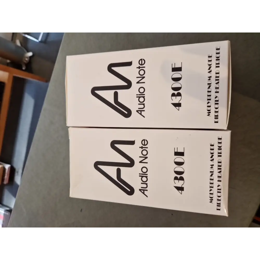 Zwei AUDIO NOTE 4300E Vakuumröhren in weißer Verpackung, ideal für beste klingende 300b röhren