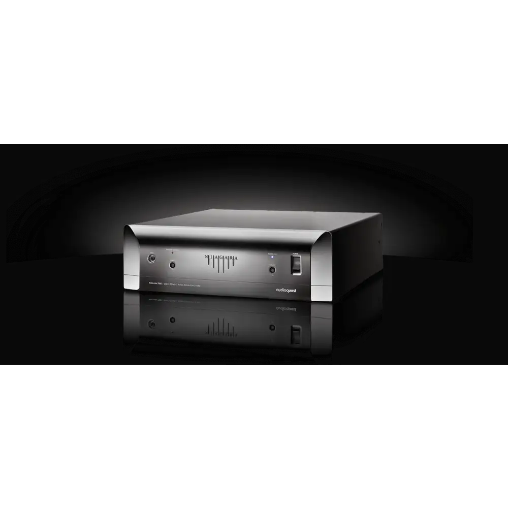 Sleek silberner Audioquest Niagara 7000 mit All Good Design und Frontkontrollen