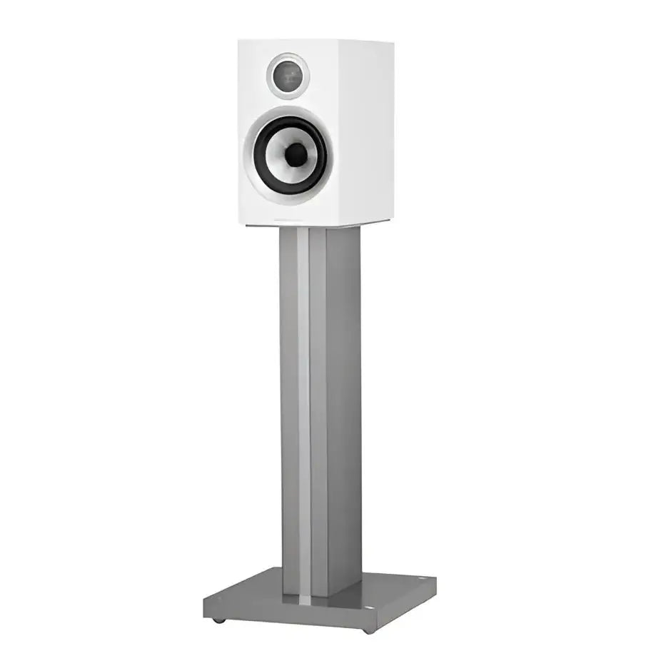 Weiße Zwei-Wege-Regalbox mit Carbon Dome™ Hochtöner auf silbernem Ständer für B&W 707 S3