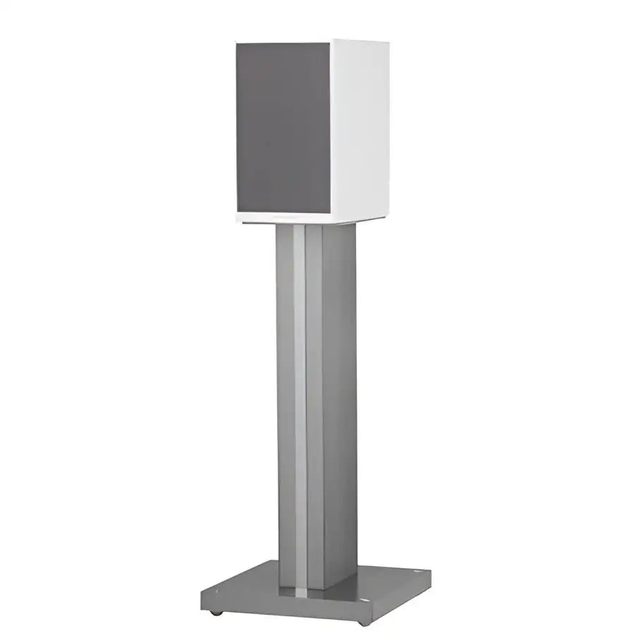 Weiße rechteckige Lautsprecher auf silbernem Ständer mit Carbon Dome™ Hochtöner