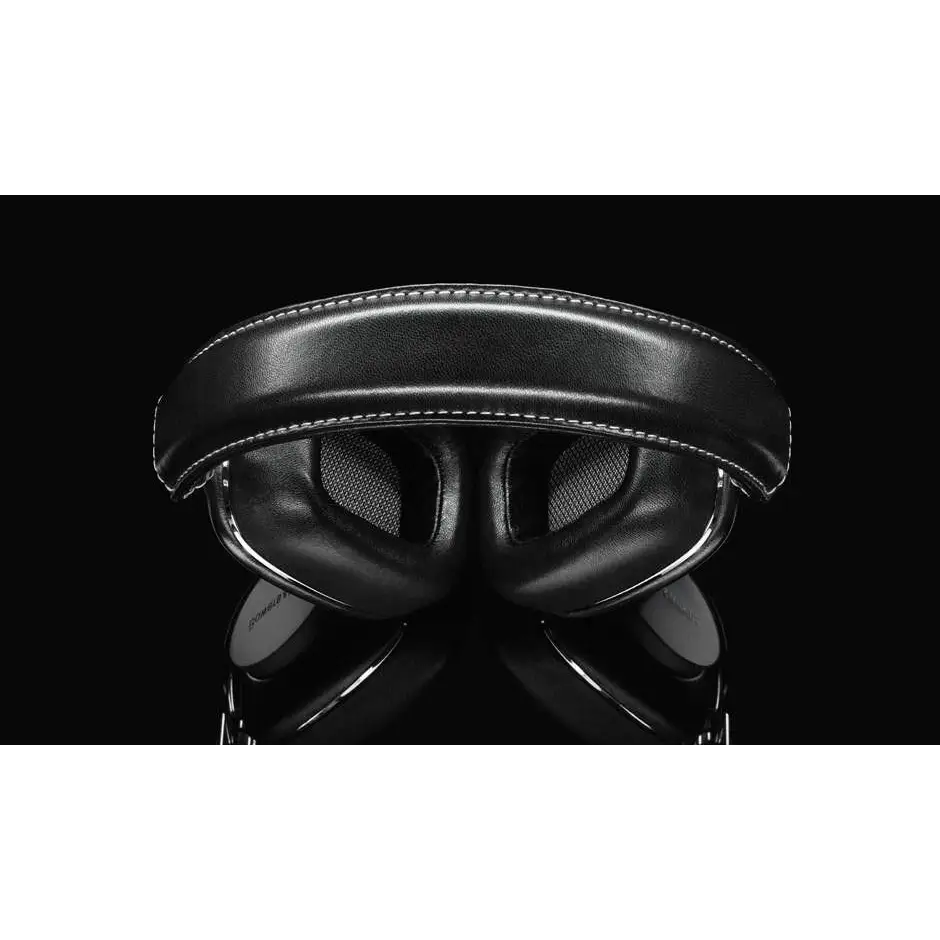 Schwarzer Ledersattel mit weißen Nähten und anatomischen Ausschnitten für traumhaften Klang