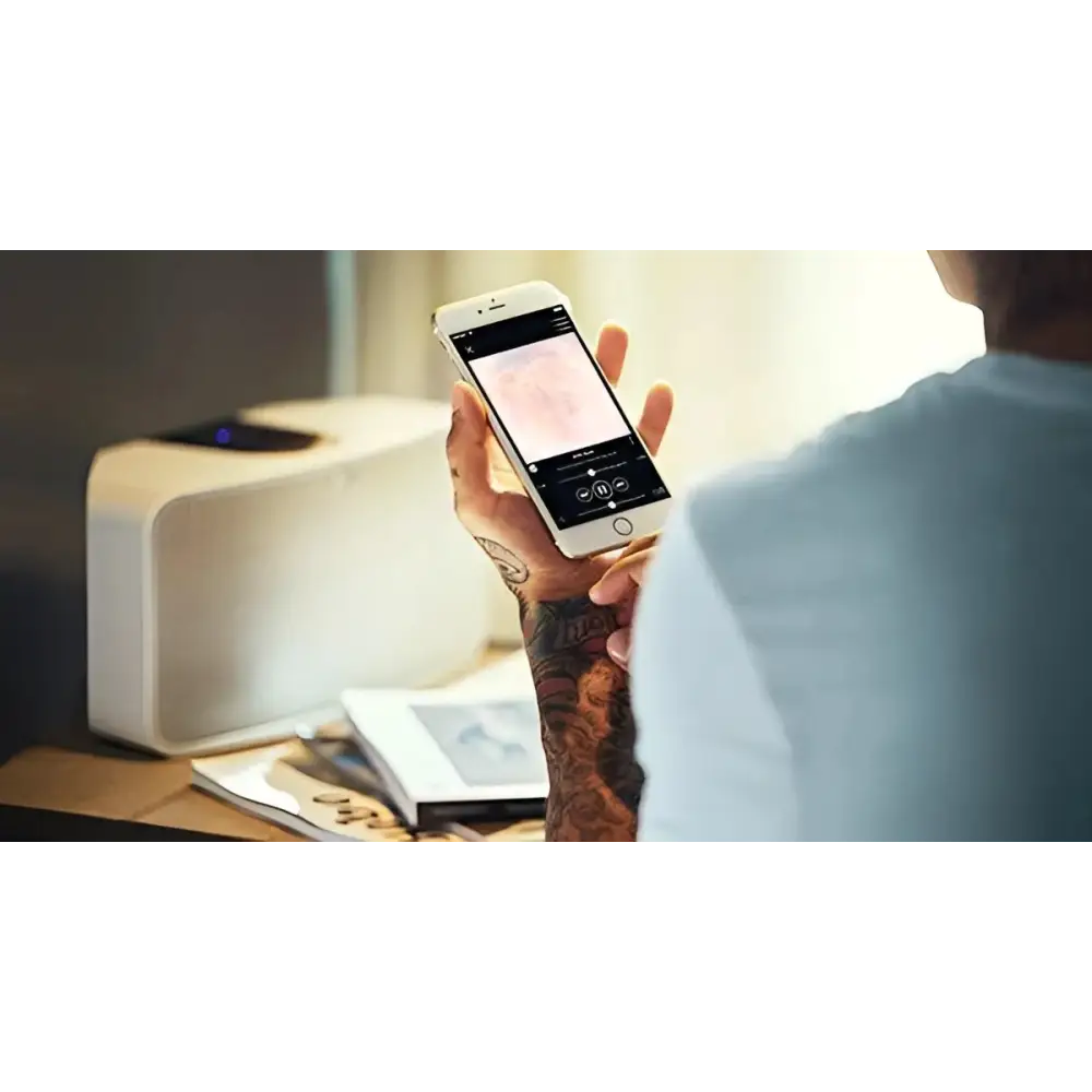 Weiße kabellose Smart-Lautsprecher mit Spotify Connect, ideal für das erklärten Ziel