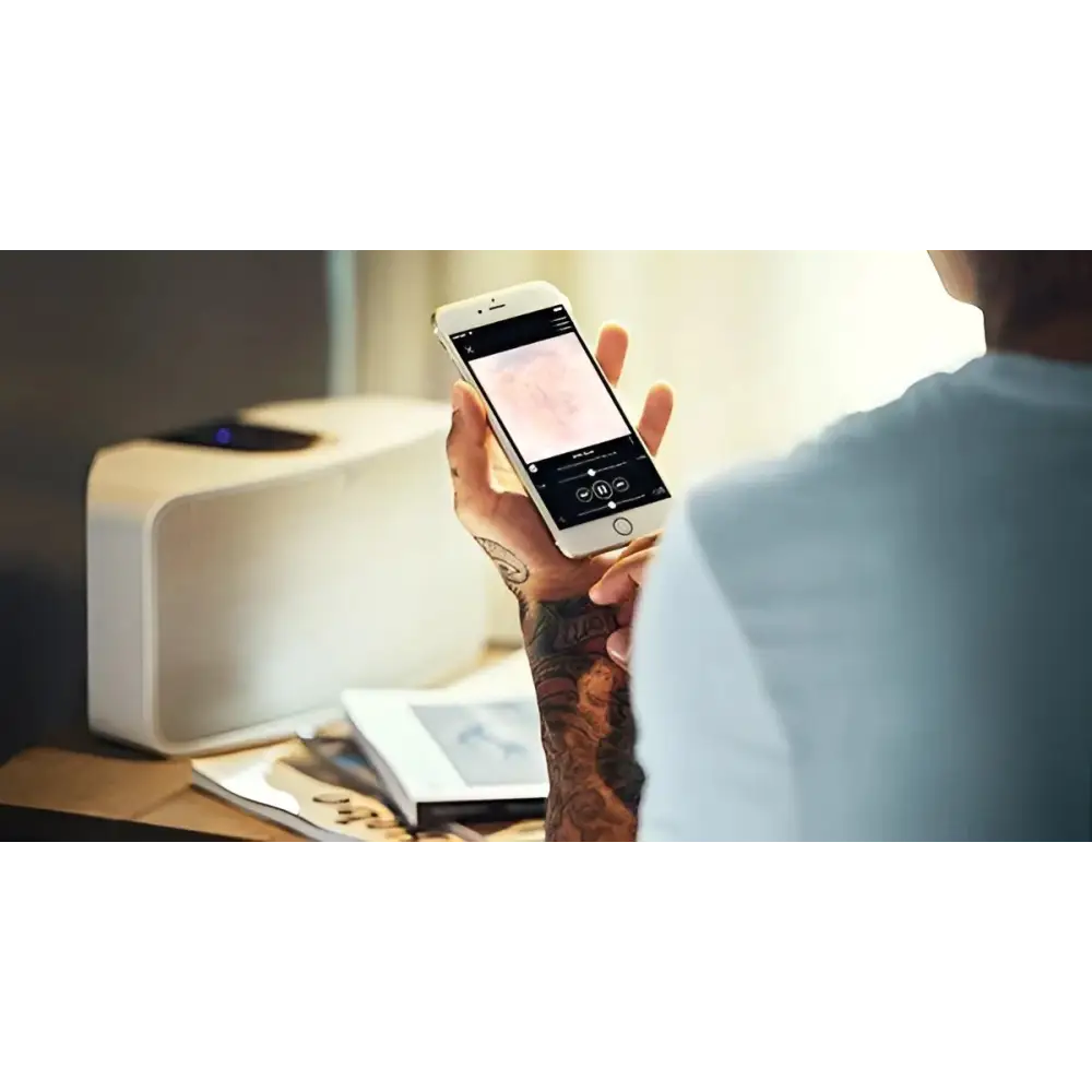 Weiße Bluesound PULSE Mini 2i Aktivlautsprecher mit Smartphone-Steuerung, detailreichen Klang passt