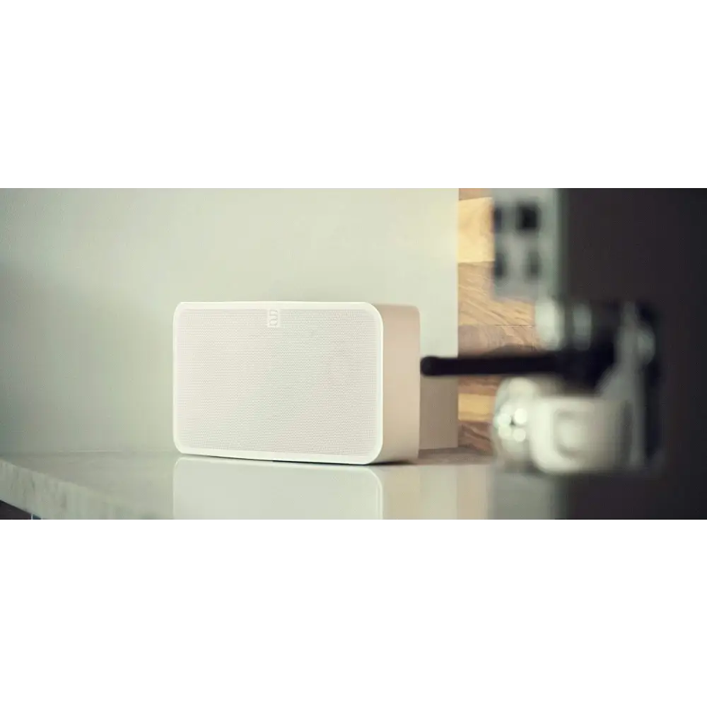 Weiße rechteckige kabellose Lautsprecher für detailreichen Klang passt perfekt zum Bluesound PULSE Mini 2i