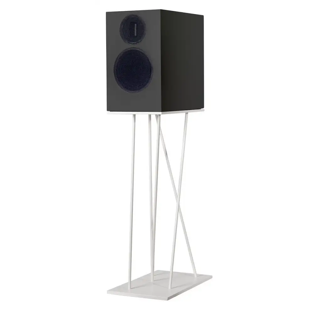 Schwarzer rechteckiger Lautsprecher mit Bassreflexsystem auf weißem Metallständer