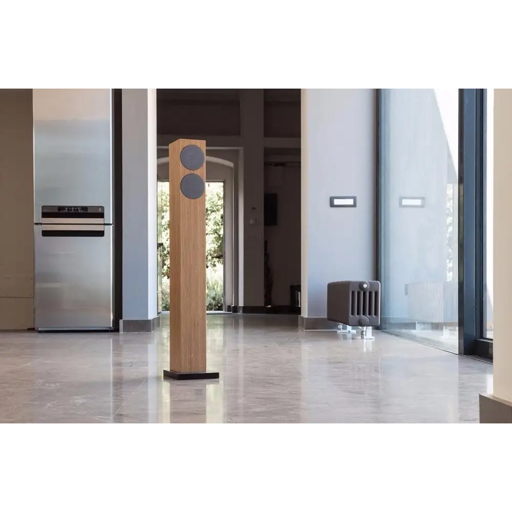 Hohes, hellbraunes DoAcoustics Armonia Mundi Impact Standlautsprecher mit zwei grauen Lautsprecherkegeln