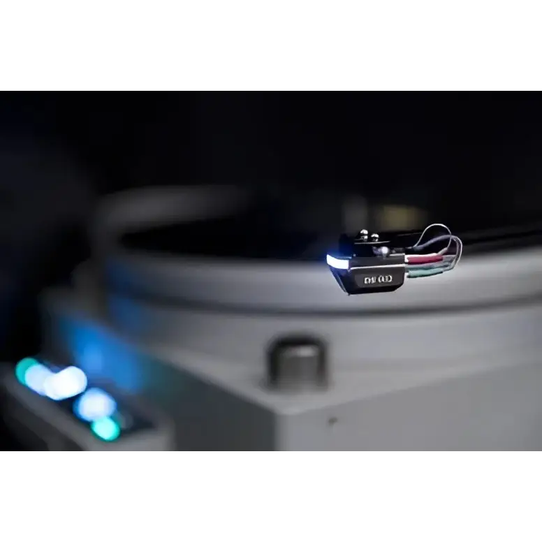 Foto eines Turntables mit leuchtendem optical cartridge, wenigen Tagen lieferbar, photooptisches Prinzip