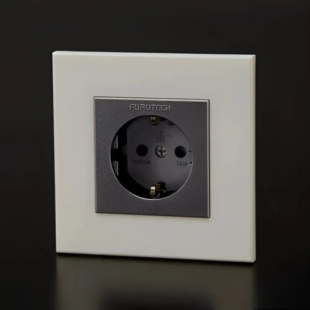 Weiße Steckdose mit dunklem Metallrahmen, Furutech FP-SWS (G), für grosse Klangverbesserung