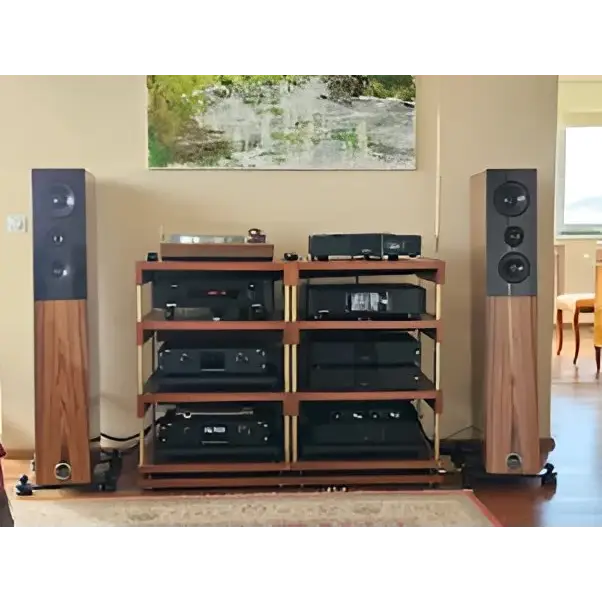 Tollen Photos verschiedener Kundenanlagen mit High-Fidelity Audio System und Standlautsprechern