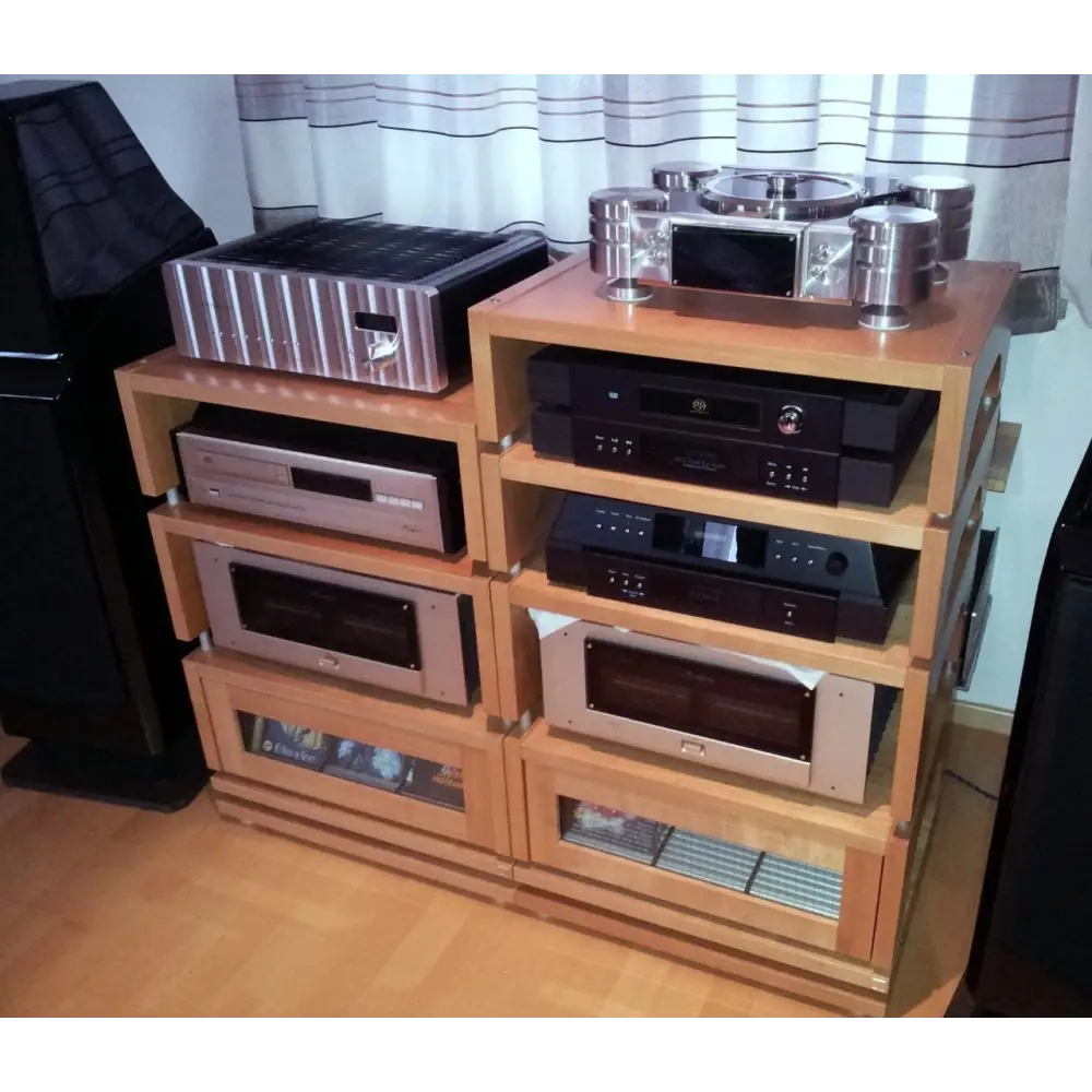 Tollen photos verschiedener Kundenanlagen mit Holz-Audio-Rack in der Bildergalerie