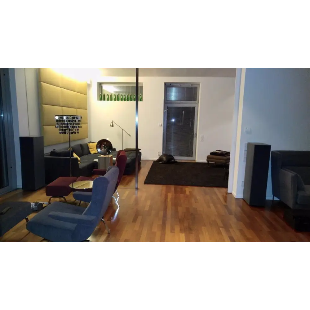 Moderne Wohnzimmer mit dunklem Sofa, blauer Sessel, Stehlampe und glänzendem Stab, tollen photos verschiedener kundenanlagen
