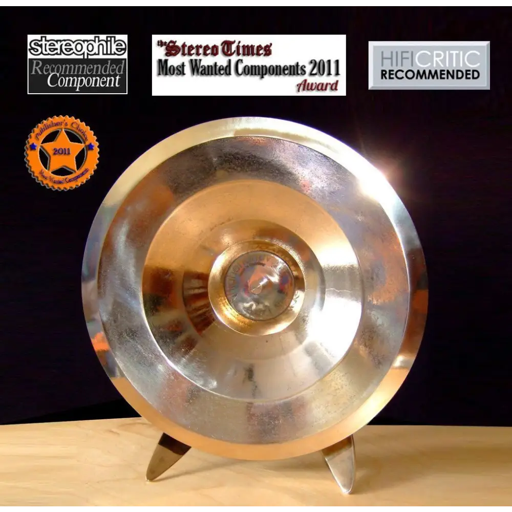 Goldener, metallischer, runder Audio-Komponent auf Ständer mit Awards, für High End Anlagen