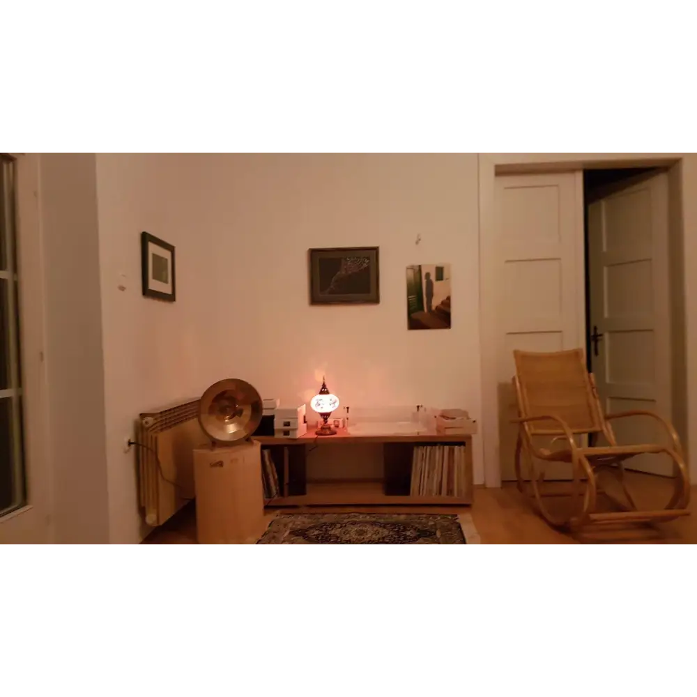 Hochwertiger Holz-Schaukelstuhl mit hellen Rahmen, passend für Highend Anlagen und passive Multivokal Resonator