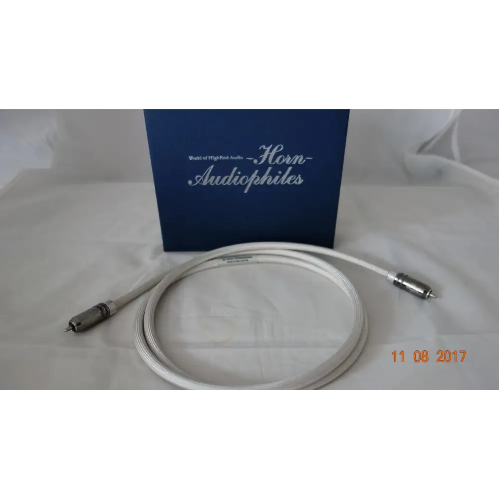 Weiße Digitalkabel RCA mit schraubbaren Chinchsteckern in neuwertigem Zustand