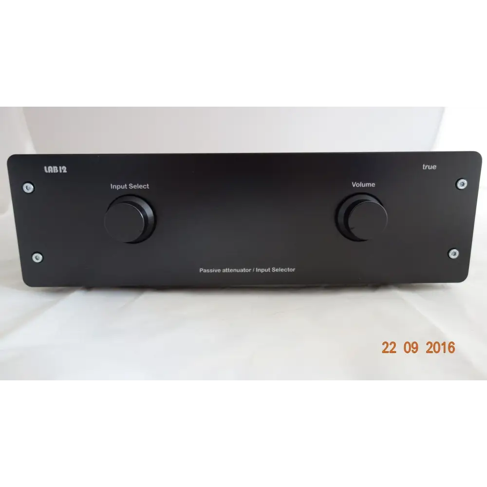 Schwarzer LAB 12 Passive Vorstufe mit Input Selector und Blue Velvet Alps Reglern