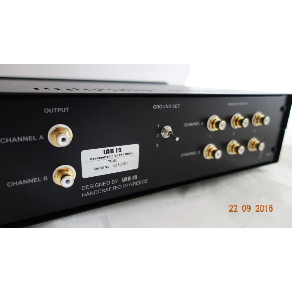 Rückseite des LAB 12 true Passive Vorstufe schwarz mit Eingangswähler und blauen Velvet Alps