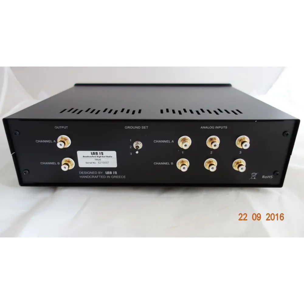 Schwarze LAB 12 True Passive Vorstufe mit RCA Eingängen und Blue Velvet Alps Input Selector