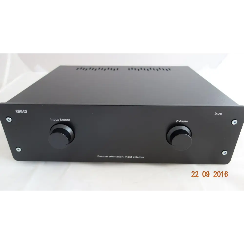 Schwarze LAB 12 True Passive Vorstufe mit Input Selector und Volume Controls