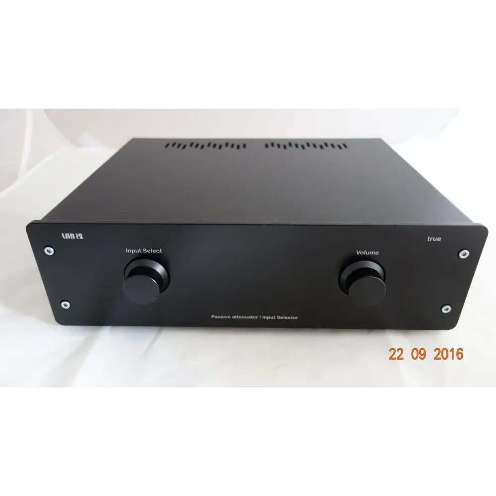 Schwarzer LAB 12 Passive Vorstufe mit blauer Velvet Alps Eingangsregler und zwei Steuerknöpfen