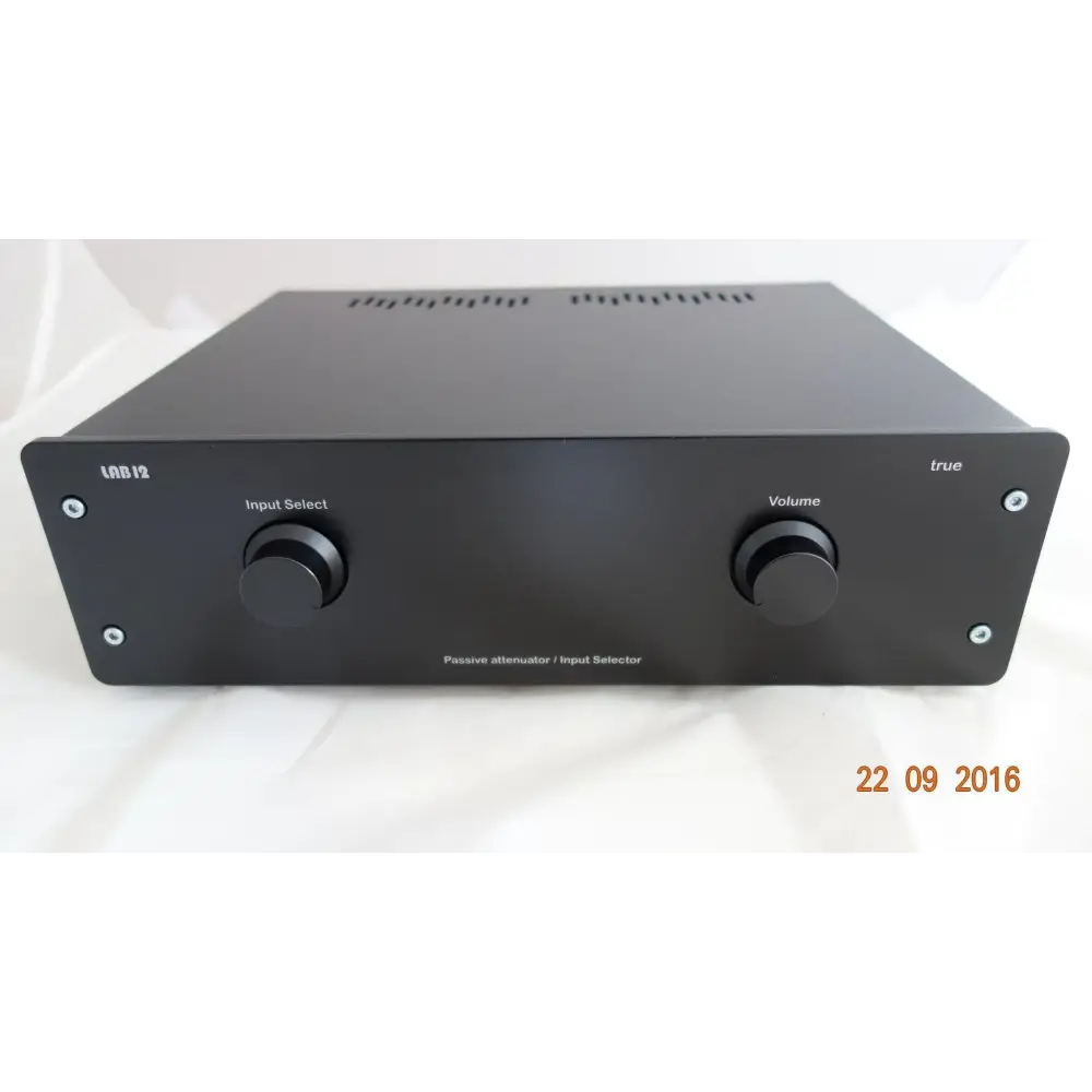 Schwarze LAB 12 Passive Vorstufe mit Input Selector, Volume Knobs und Blue Velvet Alps