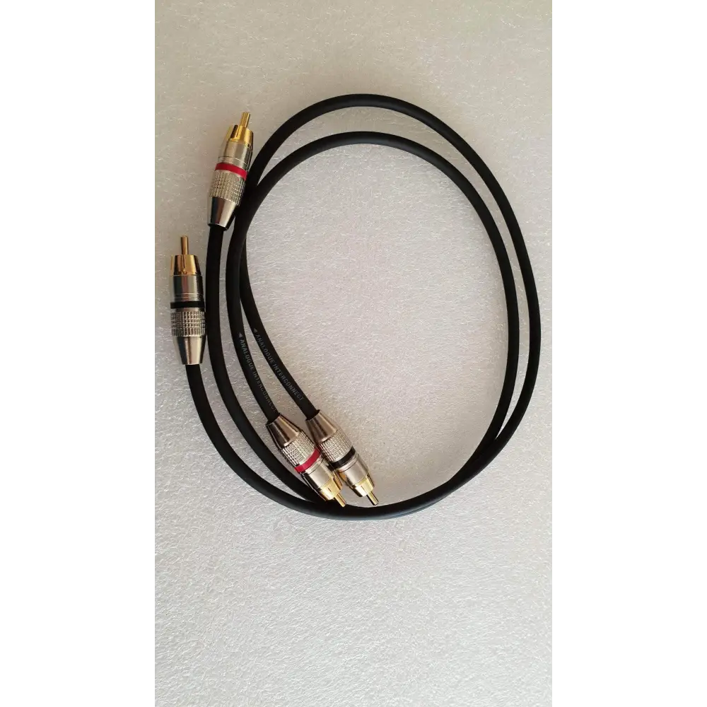 Schwarzes RCA Audiokabel mit Eichmann Bullet Plug und Goldkontakt für HIFITEAM