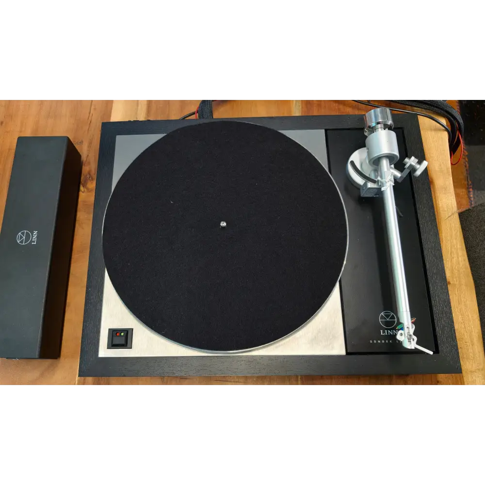 Schwarzer und silberner linn majik lp12 hifiteam edition plattenspieler mit schwarzem filzplattenteller und chrom-tonarm