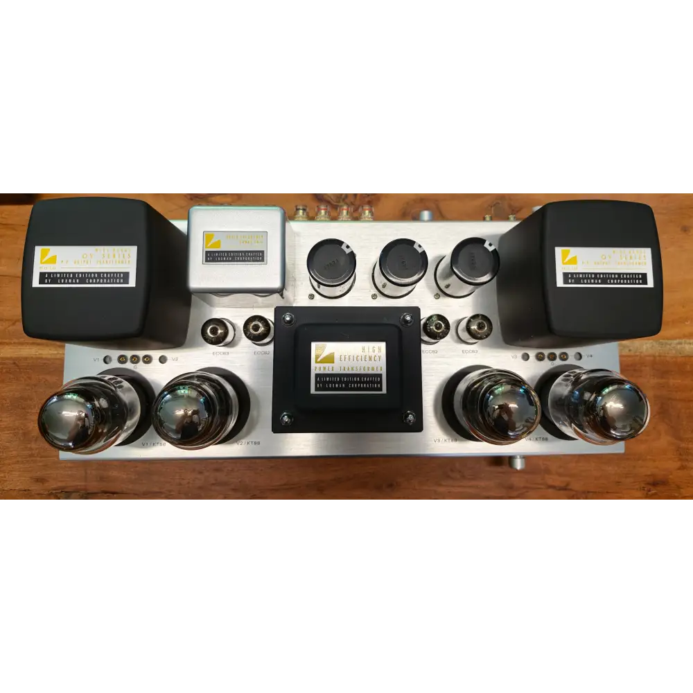 Silberne luxman mq-88uc endstufe mit schwarzen vakuumröhren und bedienknöpfen im metallgehäuse