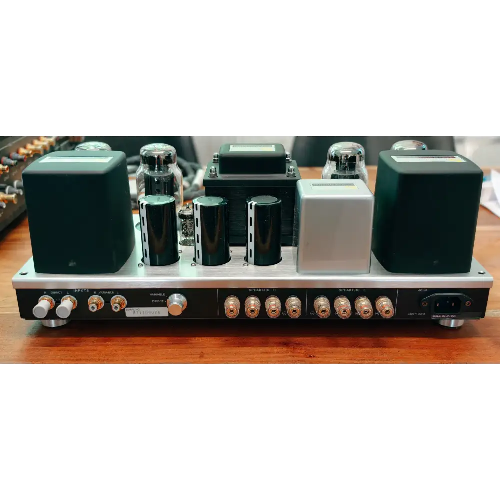 Silberner luxman mq-88uc endstufe mit vakuumröhren und schwarzen silbernen netzteilen sowie goldbeschichteten anschlüssen
