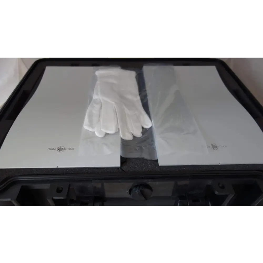 Seh Fotos der MOLA MOLA Kaluga Monoblöcke Schutzbox mit zwei Paneelen und Handschuhen