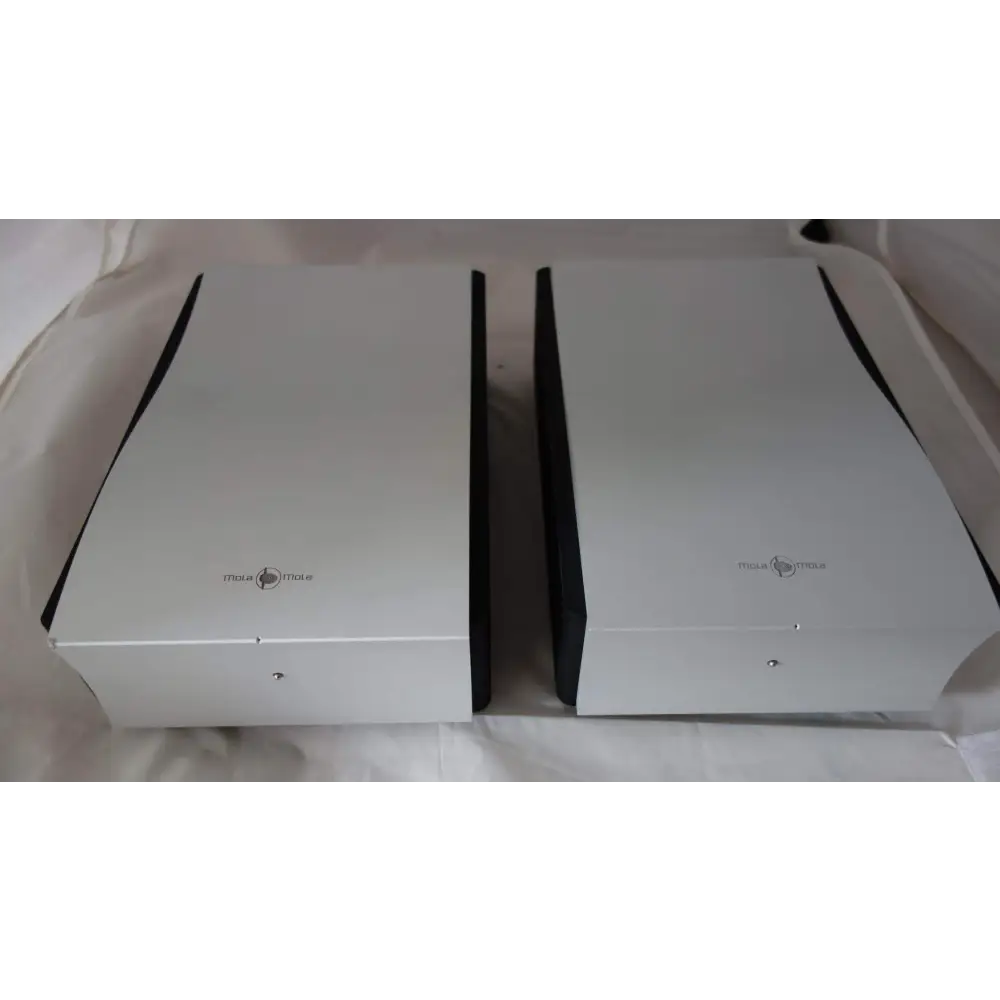 Siehe Fotos der MOLA MOLA Kaluga Monoblöcke mit weißen modernen Lautsprechern und Output Impedance