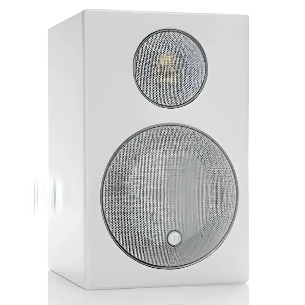 Weißer Monitor Audio Radius 90 Zwei-Wege-Regallautsprecher mit Metallgitter für bester Klang