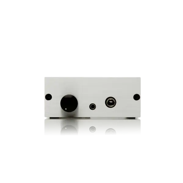 Weißes Musical Fidelity V-CAN II Audio-Interface mit schwarzen Knöpfen und Eingängen