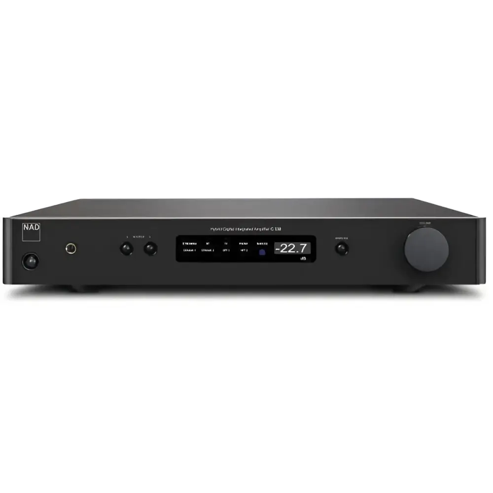 Schwarzer digital integrierter Verstärker NAD C338 mit mehreren Eingängen und Lautstärkeregler