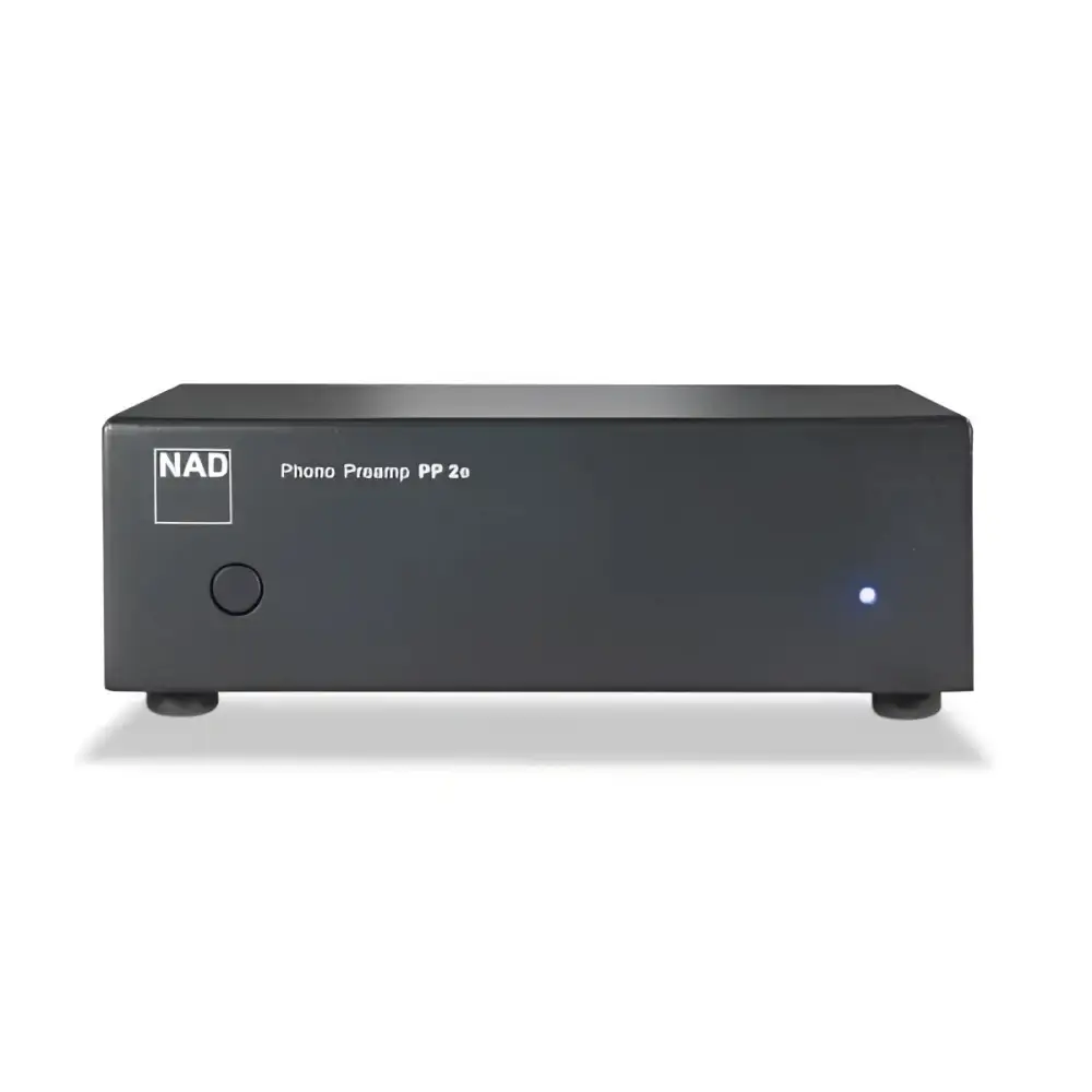 NAD PP2E Black Phono Preamp mit klangoptimierten Bauteilen und beleuchtetem Power-Indicator