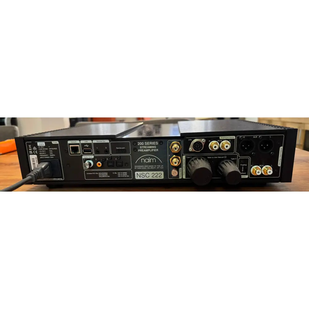 Schwarzer naim nsc 222 streaming vorverstärker mit goldbeschichteten audioanschlüssen und drehknöpfen, roon ready und spotify connect