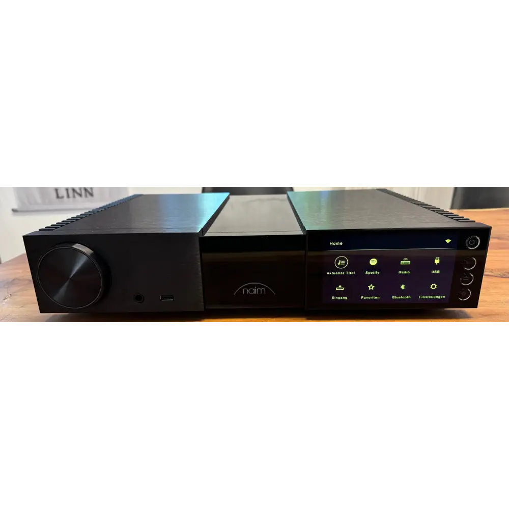 Schwarzes naim nsc 222 audio-vorverstärker mit mattem finish, rundem bedienelement und beleuchtetem spotify connect roon ready display