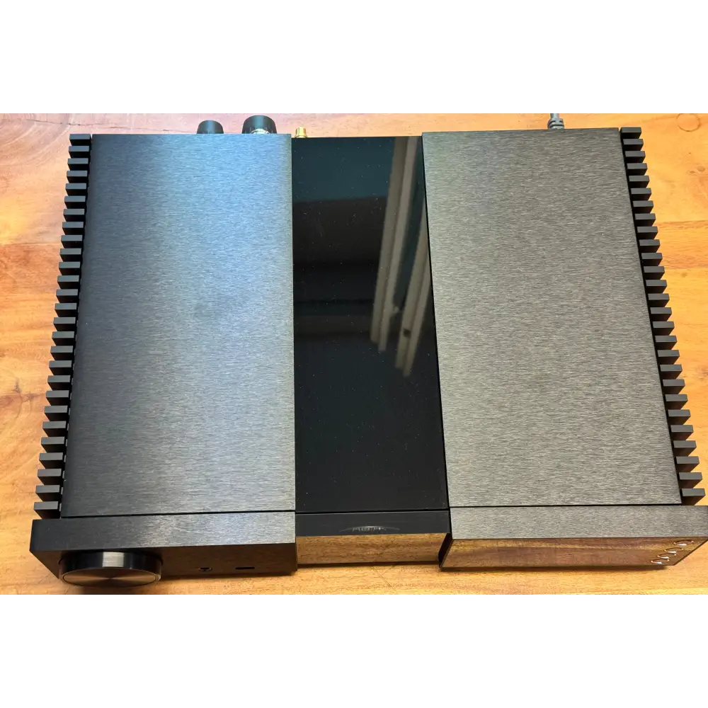 Black brushed metal naim nsc 222 vorstufe dac mit glossy schwarzem panel und holzdetails roon ready spotify connect