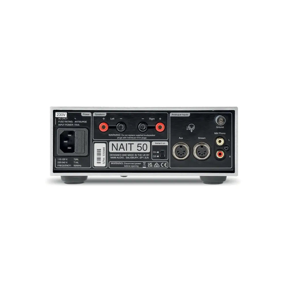 Rückseite des silbernen naim nait 50 limited edition integrierten verstärkers mit mehreren hifi anschlüssen